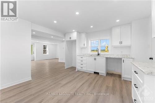 5084 Canon Smith Drive, Ottawa, ON - Indoor Photo Showing Kitchen