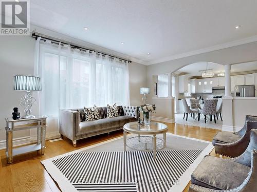 98 Ames Crescent, Aurora, ON - Indoor Photo Showing Living Room