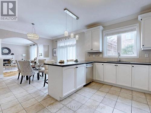 98 Ames Crescent, Aurora, ON - Indoor Photo Showing Kitchen With Upgraded Kitchen