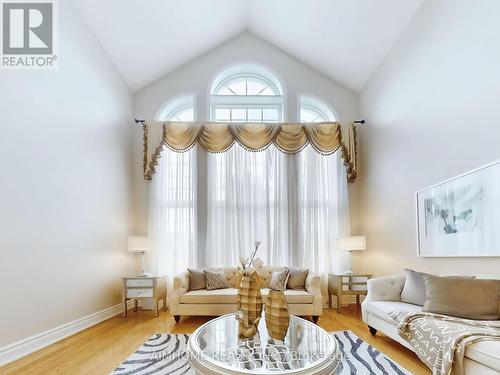 98 Ames Crescent, Aurora, ON - Indoor Photo Showing Living Room