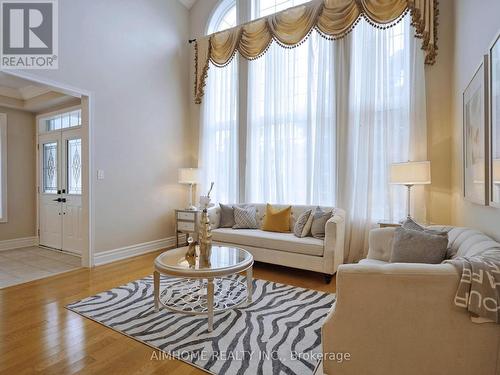 98 Ames Crescent, Aurora, ON - Indoor Photo Showing Living Room