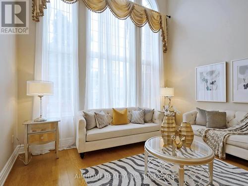 98 Ames Crescent, Aurora, ON - Indoor Photo Showing Living Room