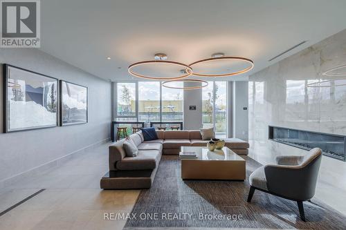 904 - 185 Deerfield Road, Newmarket, ON - Indoor Photo Showing Living Room