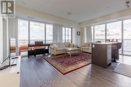 904 - 185 Deerfield Road, Newmarket, ON - Indoor Photo Showing Living Room