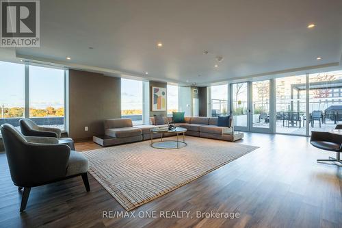 904 - 185 Deerfield Road, Newmarket, ON - Indoor Photo Showing Living Room