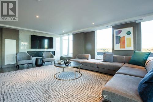 904 - 185 Deerfield Road, Newmarket, ON - Indoor Photo Showing Living Room