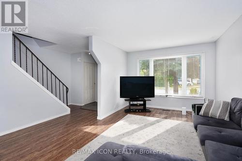 1470 Aldersbrook Road, London, ON - Indoor Photo Showing Living Room