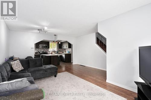 1470 Aldersbrook Road, London, ON - Indoor Photo Showing Living Room