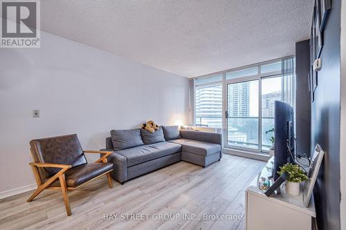 803 - 5500 Yonge Street, Toronto, ON - Indoor Photo Showing Living Room