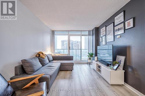 803 - 5500 Yonge Street, Toronto, ON - Indoor Photo Showing Living Room