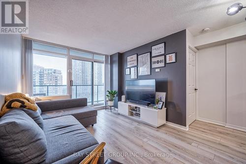 803 - 5500 Yonge Street, Toronto, ON - Indoor Photo Showing Living Room