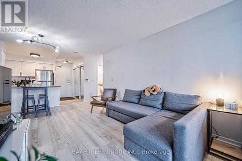 803 - 5500 Yonge Street, Toronto, ON - Indoor Photo Showing Living Room