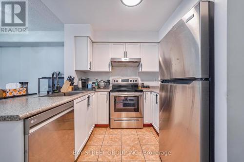 803 - 5500 Yonge Street, Toronto, ON - Indoor Photo Showing Kitchen