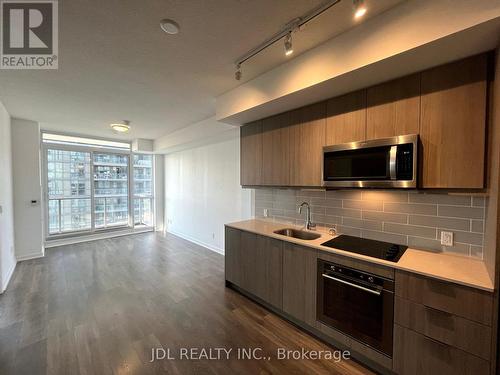 1001 - 38 Forest Manor Road, Toronto, ON - Indoor Photo Showing Kitchen