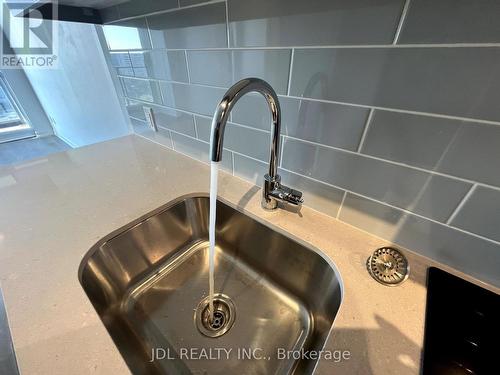 1001 - 38 Forest Manor Road, Toronto, ON - Indoor Photo Showing Kitchen