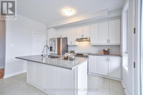 153 Mumbai Drive, Markham, ON - Indoor Photo Showing Kitchen With Upgraded Kitchen