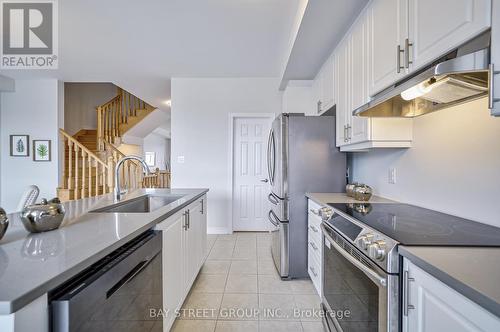 153 Mumbai Drive, Markham, ON - Indoor Photo Showing Kitchen