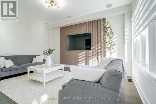 1177 Wickham Road, Innisfil, ON - Indoor Photo Showing Living Room