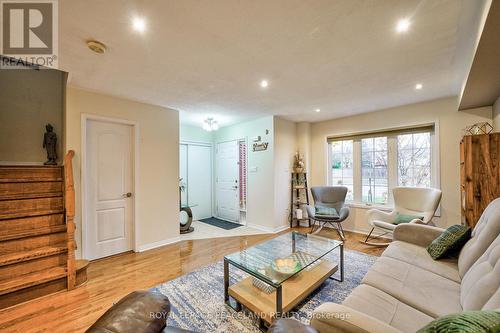 483 Jim Barber Court, Newmarket, ON - Indoor Photo Showing Living Room