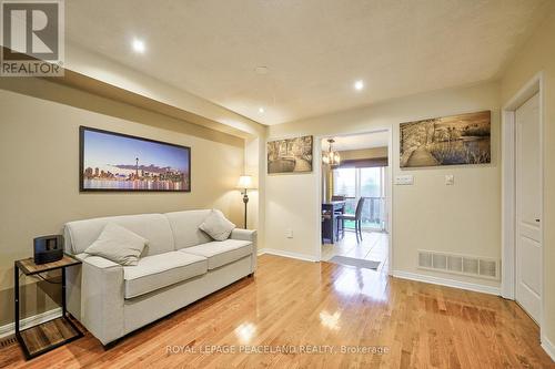 483 Jim Barber Court, Newmarket, ON - Indoor Photo Showing Living Room