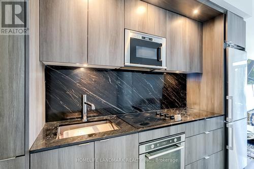 512 - 30 Inn On The Park Drive, Toronto, ON - Indoor Photo Showing Kitchen