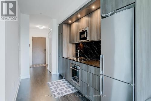 512 - 30 Inn On The Park Drive, Toronto, ON - Indoor Photo Showing Kitchen