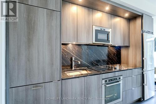 512 - 30 Inn On The Park Drive, Toronto, ON - Indoor Photo Showing Kitchen