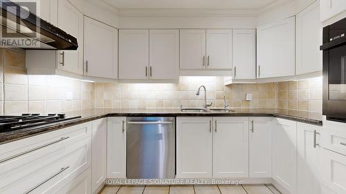 22 Linton Court, Markham, ON - Indoor Photo Showing Kitchen With Double Sink With Upgraded Kitchen