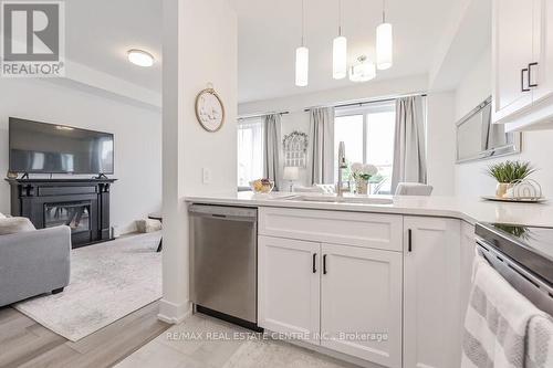 30 - 690 Broadway, Orangeville, ON - Indoor Photo Showing Kitchen With Upgraded Kitchen