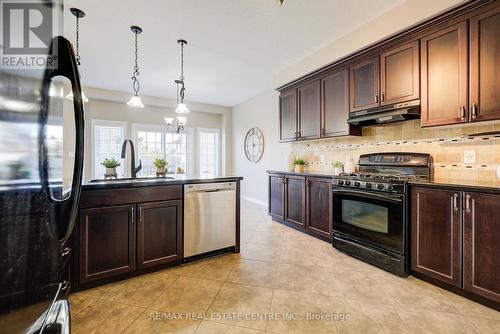 5 Hammacher Street, Wilmot, ON - Indoor Photo Showing Kitchen With Upgraded Kitchen