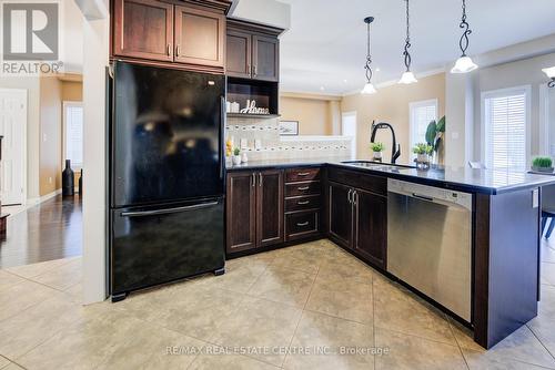 5 Hammacher Street, Wilmot, ON - Indoor Photo Showing Kitchen With Upgraded Kitchen