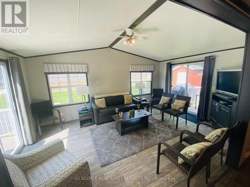 167 - 1082 Shamrock Marina Road, Gravenhurst, ON - Indoor Photo Showing Living Room