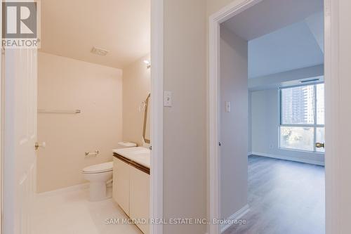 513 - 55 Kingsbridge Garden Circle, Mississauga, ON - Indoor Photo Showing Bathroom