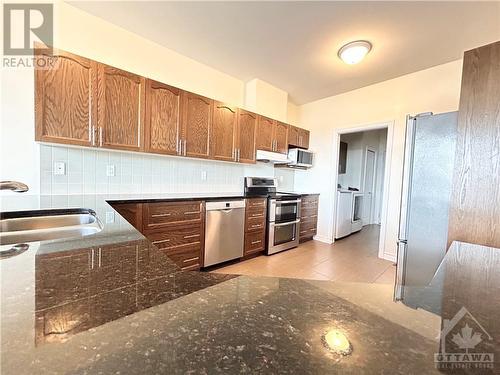 228 Pondview Crescent, Ottawa, ON - Indoor Photo Showing Kitchen With Double Sink