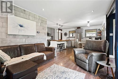 908 Netherby Road, Welland, ON - Indoor Photo Showing Living Room