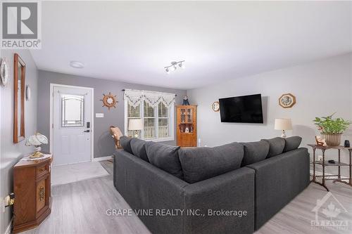 2190 Valley Street, North Stormont, ON - Indoor Photo Showing Living Room