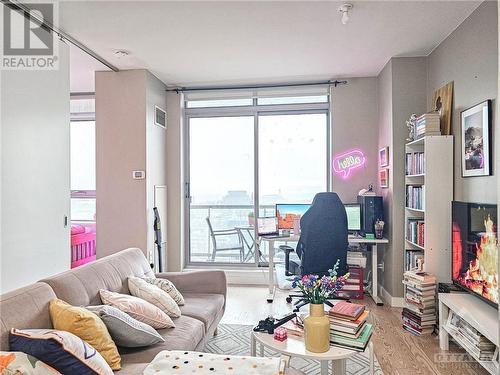 179 George Street Unit#1809, Ottawa, ON - Indoor Photo Showing Living Room