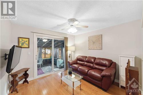 1079 Vista Tara Private, Greely, ON - Indoor Photo Showing Living Room