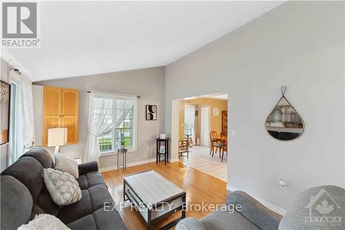 1079 Vista Tara, Ottawa, ON - Indoor Photo Showing Living Room