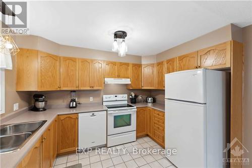 1079 Vista Tara, Ottawa, ON - Indoor Photo Showing Kitchen With Double Sink