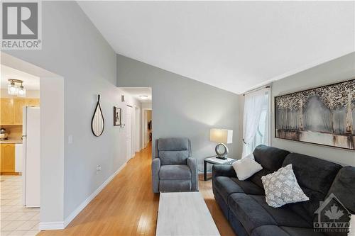 1079 Vista Tara Private, Greely, ON - Indoor Photo Showing Living Room