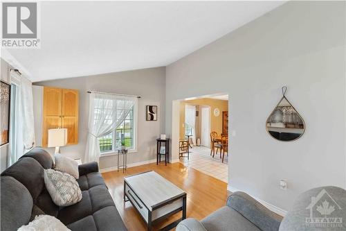 1079 Vista Tara Private, Greely, ON - Indoor Photo Showing Living Room