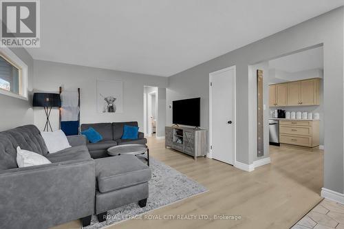 199 Hill Street E, Centre Wellington, ON - Indoor Photo Showing Living Room