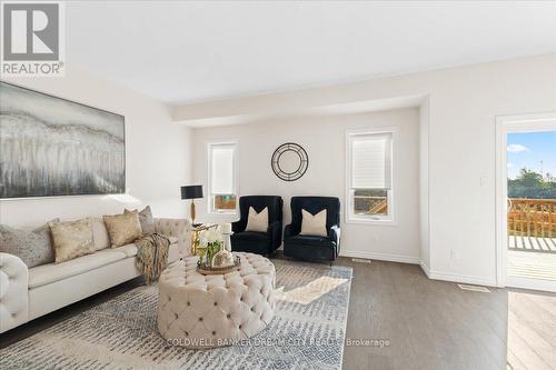 129 Essex Drive E, Belleville, ON - Indoor Photo Showing Living Room