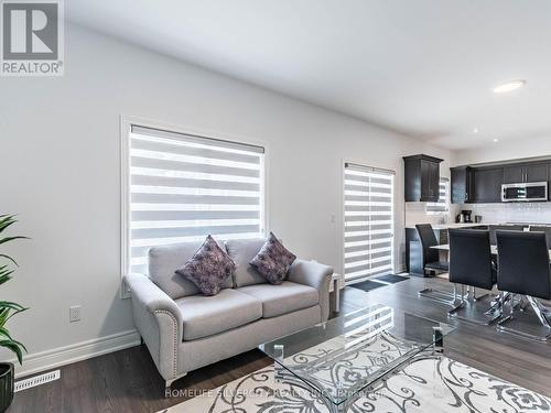 27 Autumn Avenue, Thorold, ON - Indoor Photo Showing Living Room