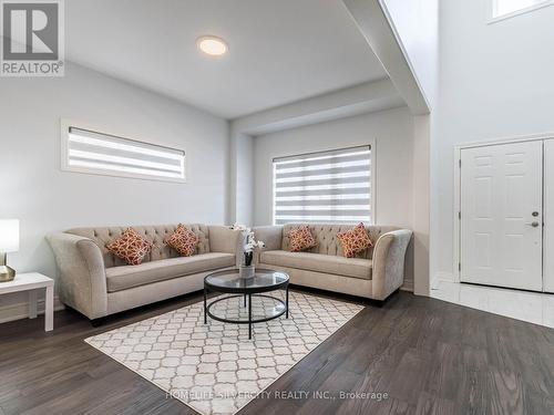 27 Autumn Avenue, Thorold, ON - Indoor Photo Showing Living Room