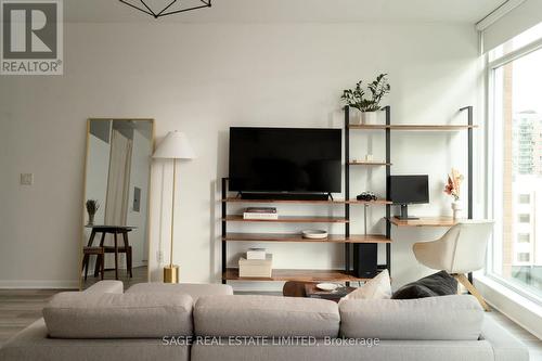 717 - 333 Adelaide Street E, Toronto, ON - Indoor Photo Showing Living Room