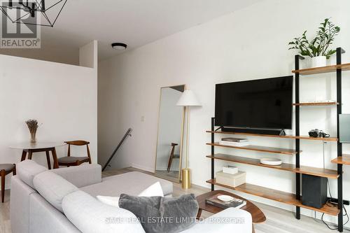 717 - 333 Adelaide Street E, Toronto, ON - Indoor Photo Showing Living Room