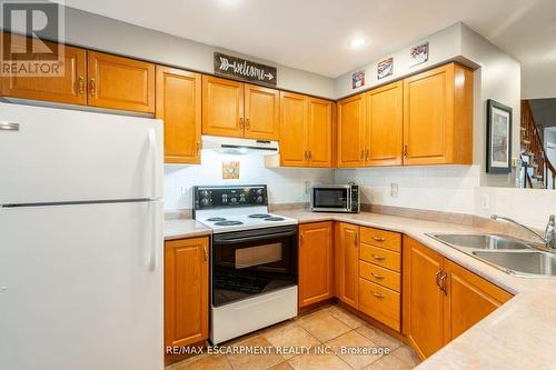 31 - 10 Cadham Boulevard, Hamilton, ON - Indoor Photo Showing Kitchen With Double Sink