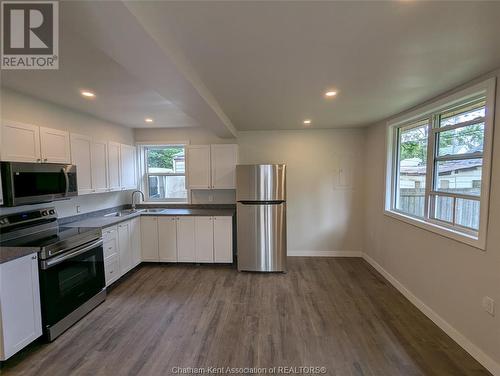 1 Mcnaughton Avenue, Wallaceburg, ON - Indoor Photo Showing Kitchen